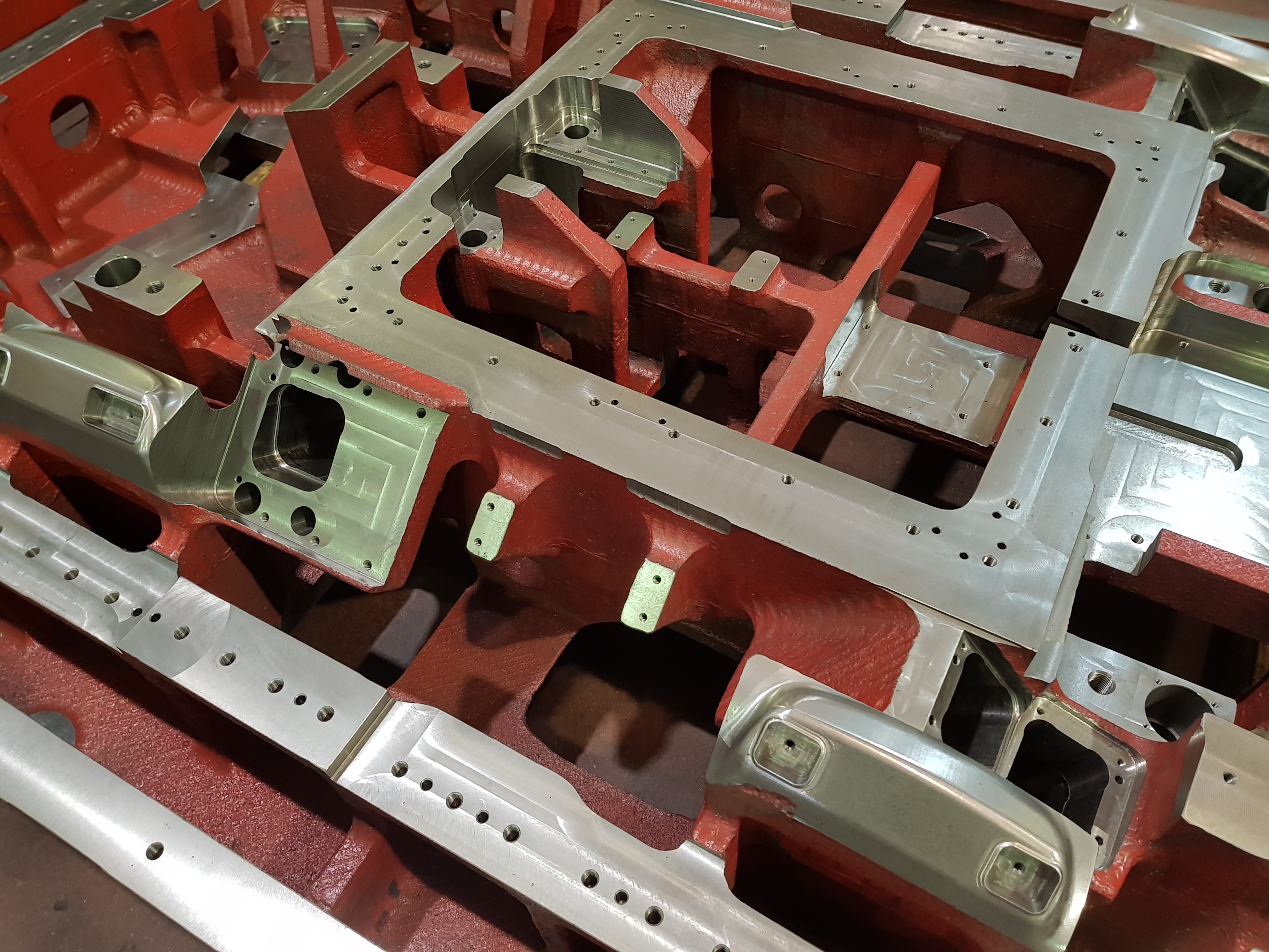 Basamento in ghisa con superfici lavorate e forature